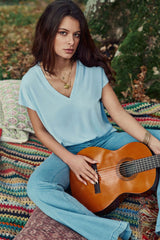 T-shirt col V bleu ciel - Marcelina